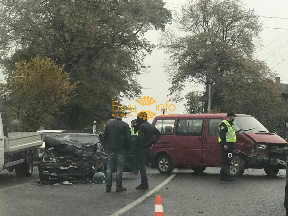 Троє потерпілих та розтрощені авто - на Прикарпатті «лоб у лоб» зіткнулись мікроавтобус з легковиком ФОТО