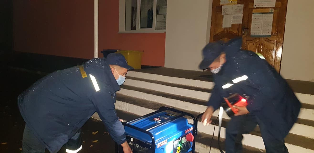 На трьох виборчих дільницях Калущини зникло світло ФОТО