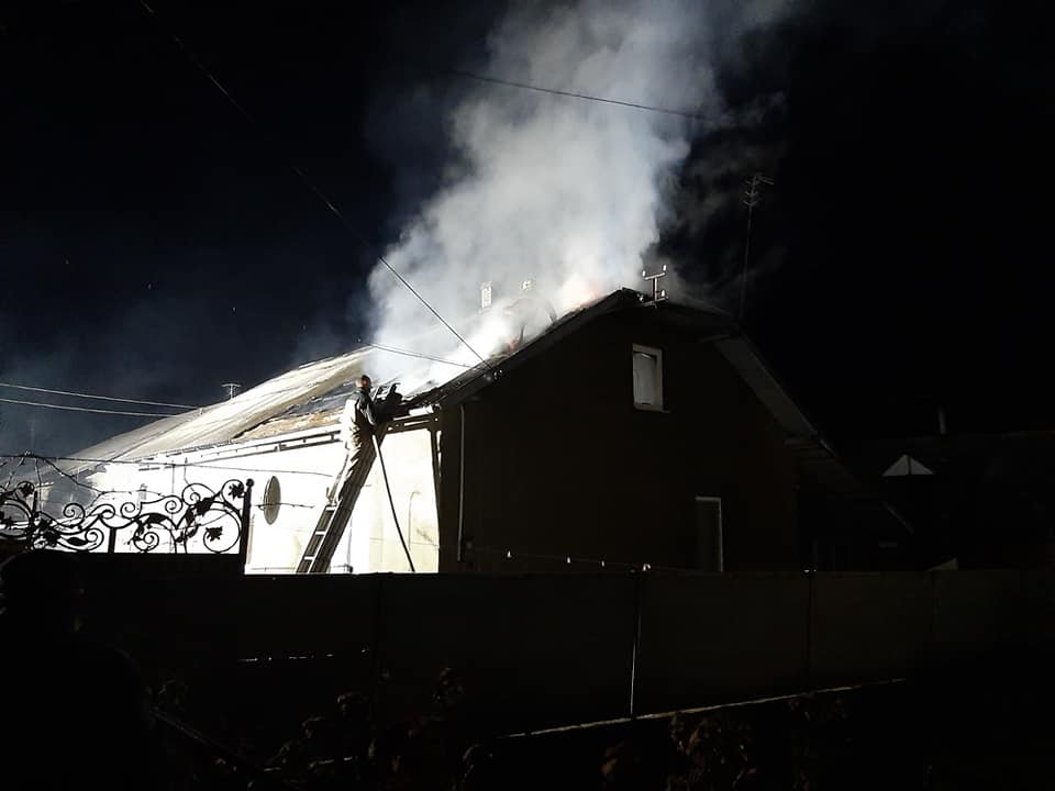 На Прикарпатті вогнеборці рятували будинок від пожежі ФОТО