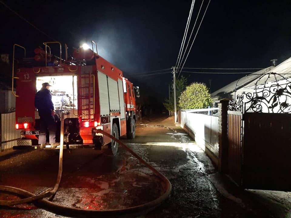 На Прикарпатті вогнеборці рятували будинок від пожежі ФОТО