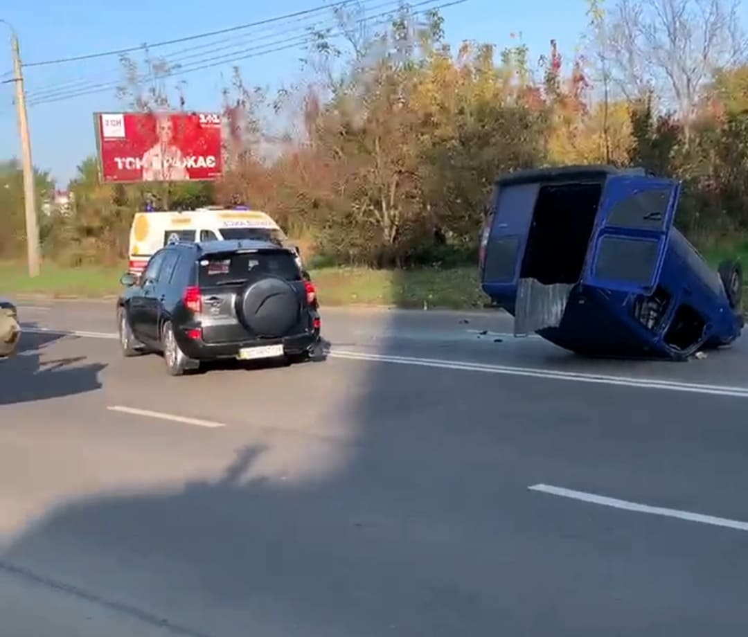 Двоє постраждалих та розтрощене авто, яке від сильного удару перекинулося на дах - наслідки карколомної ДТП на Івасюка ВІДЕО