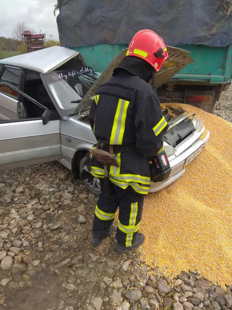 На Прикарпатті в автотрощі легковика з вантажівкою постраждали двоє людей ФОТО