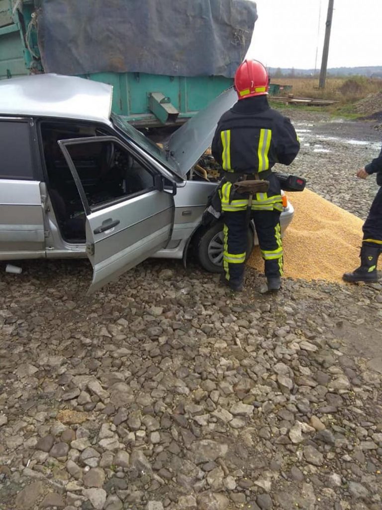 На Прикарпатті в автотрощі легковика з вантажівкою постраждали двоє людей ФОТО