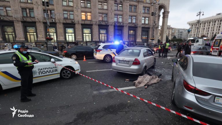 На Майдані у Києві позашляховик на шаленій швидкості влетів у натовп людей, є загиблі та поранені: ФОТО, ВІДЕО 18+