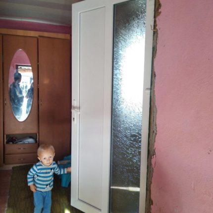 Сім’ї бійця, чий будинок постраждав від повені, придбали вікна та міжкімнатні двері ФОТО