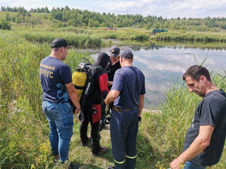 Водолази та поліція Франківщини шукають тіло утопленика