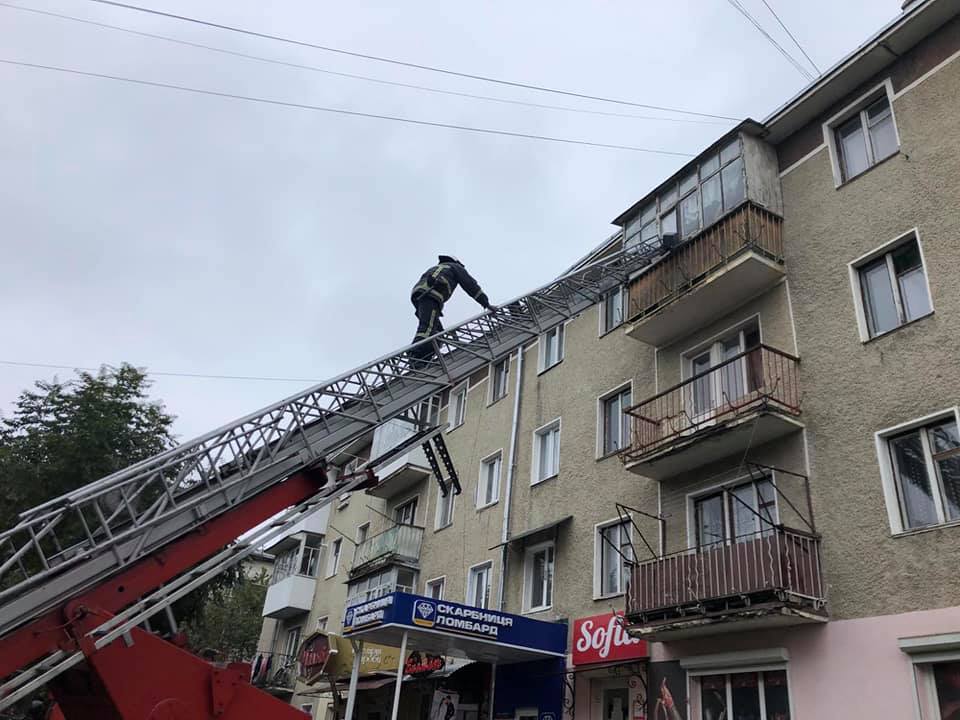 Прикарпатці телефонували в поліцію, бо почули в помешканні трупний запах ФОТО