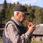 Історія прикарпатського майстра, який виготовляє народні гуцульські музичні інструменти