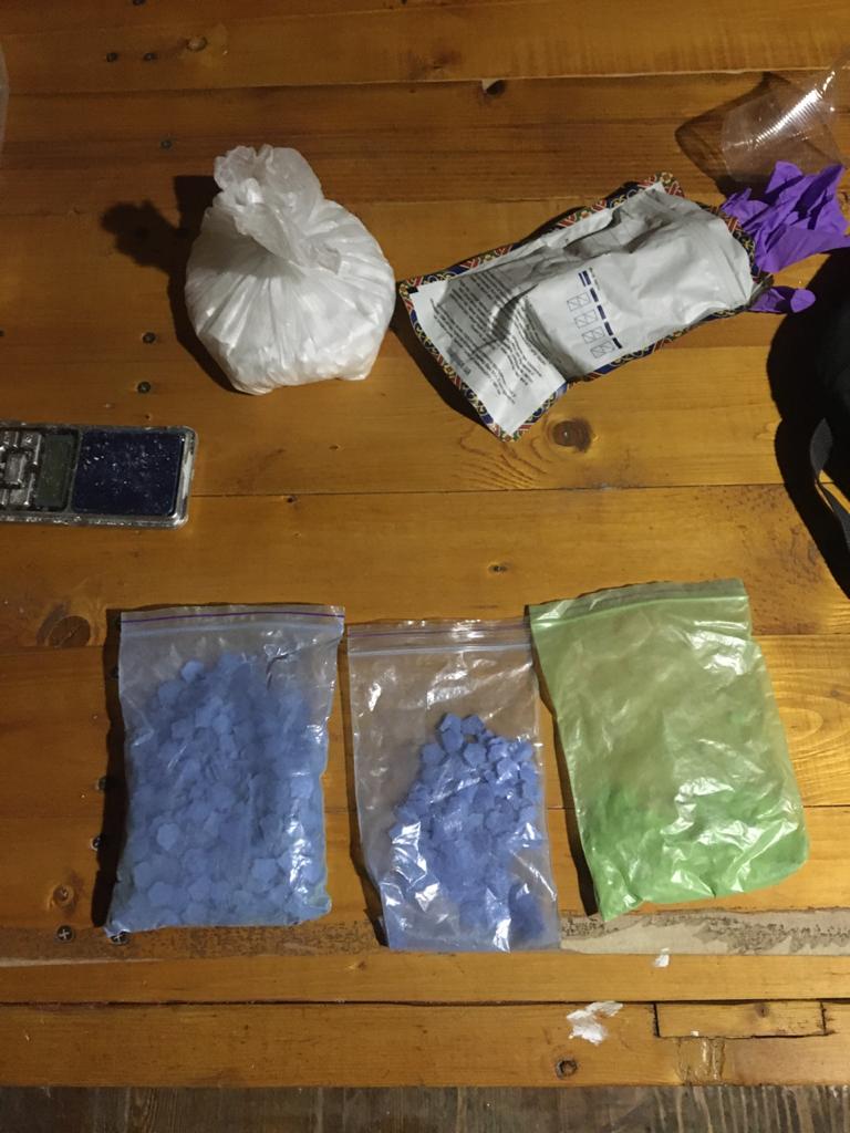 Прикарпатські поліціянти викрили наркобанду, яка виготовляла та збувала психотропи в особливо великих розмірах ФОТО