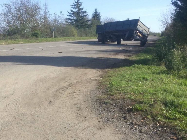 На Прикарпатті легковик на швидкості врізався у вантажівку: є травмовані ФОТО