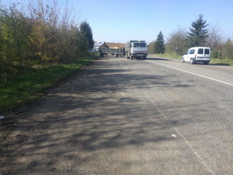 На Прикарпатті легковик на швидкості врізався у вантажівку: є травмовані ФОТО