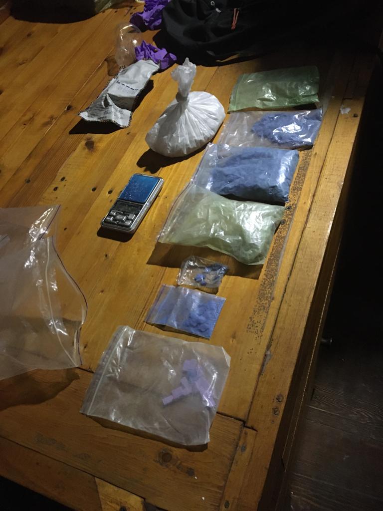 Прикарпатські поліціянти викрили наркобанду, яка виготовляла та збувала психотропи в особливо великих розмірах ФОТО