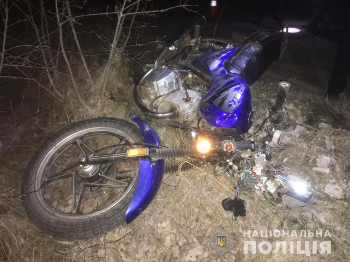 На Прикарпатті водій мотоцикла в'їхав у паркан будинку