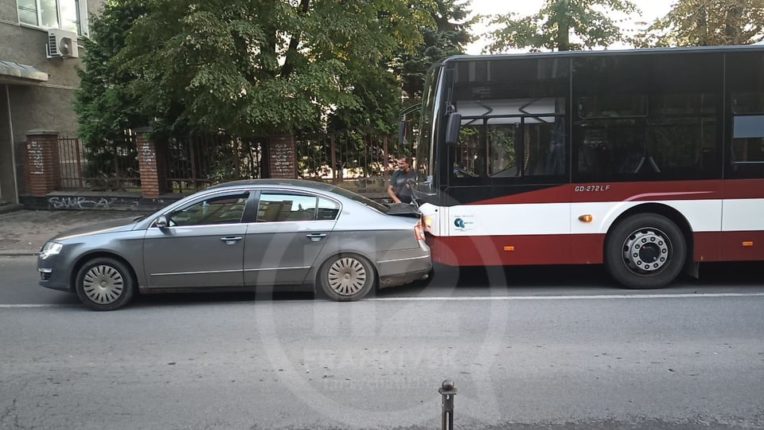 В середмісті Франківська маршрутка «підрізала» автомобіль ФОТО