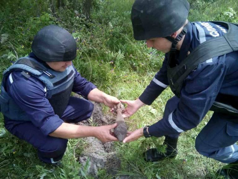 Прикарпатські піротехніки знешкодили мінометну міну, часів ІІ Світової війни