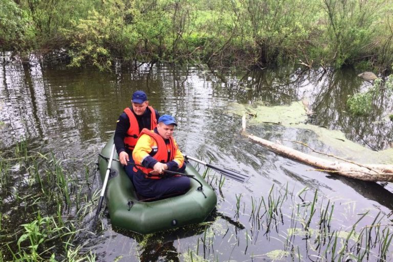 Другу добу поспіль у прикарпатській водоймі шукають тіло потопельника