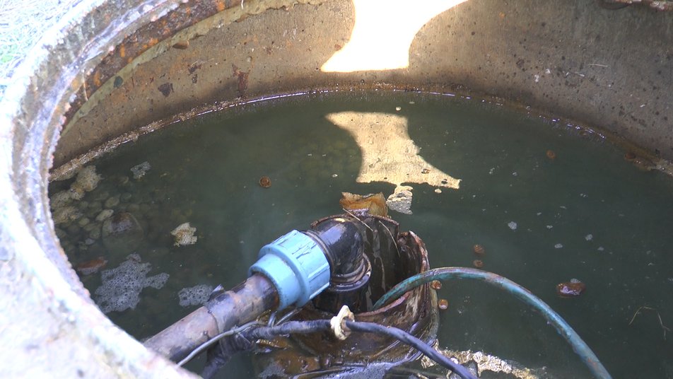 В одному із селищ Прикарпаття з кранів тече чорна вода ВІДЕО