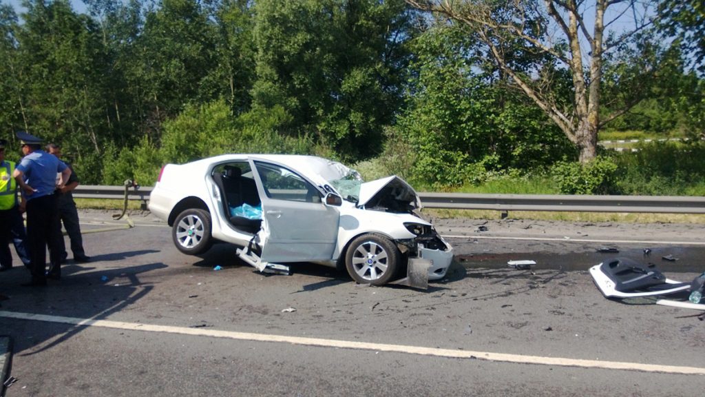 Виїхав на зустрічну та врізався в авто: в карколомній аварії на Прикарпатті травмувались двоє людей