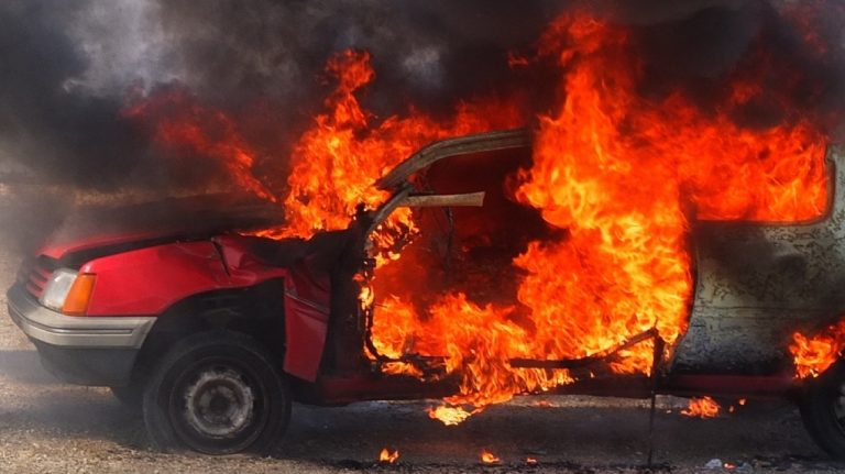 У Франківську вогнеборці загасили пожежу легкового автомобіля