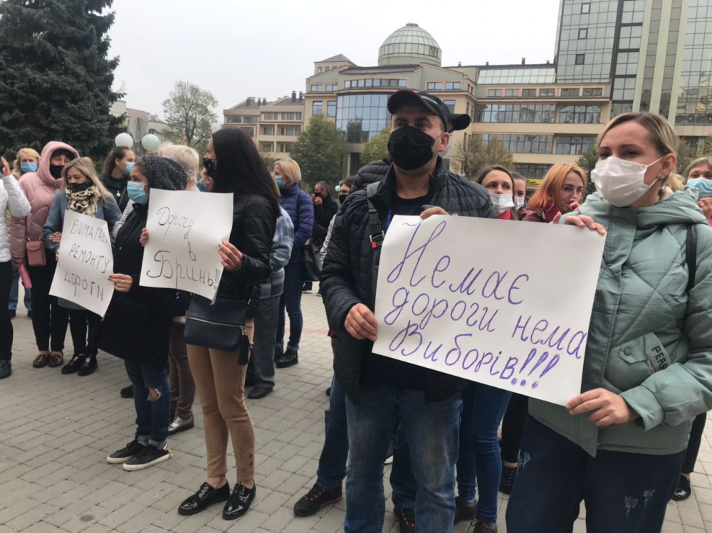 Обурені мешканці Калущини під будівлею ОДА вимагають ремонту дороги ФОТО