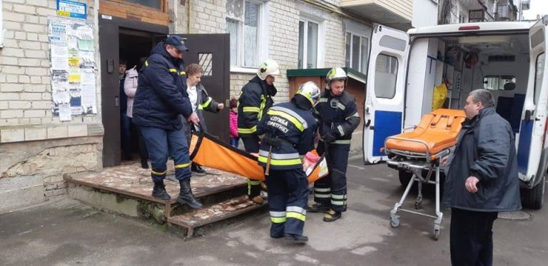 У Калуші із зачиненої квартири врятували важкохвору пенсіонерку