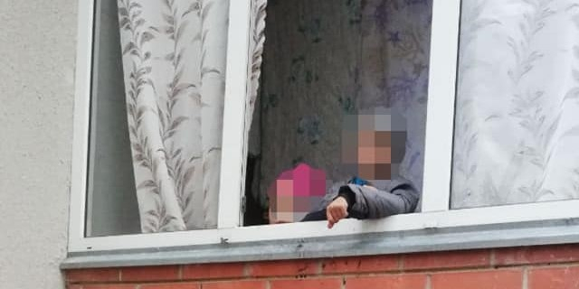 Малеча плакала та просила їжі у перехожих: у Франківську горе-матір на декілька днів залишила в квартирі двох дітей ФОТО