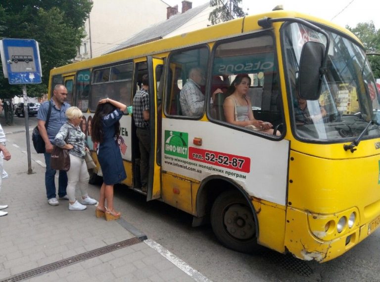 У Івано-Франківську, попри заборону Уряду, дозволять стоячі місця в транспорті