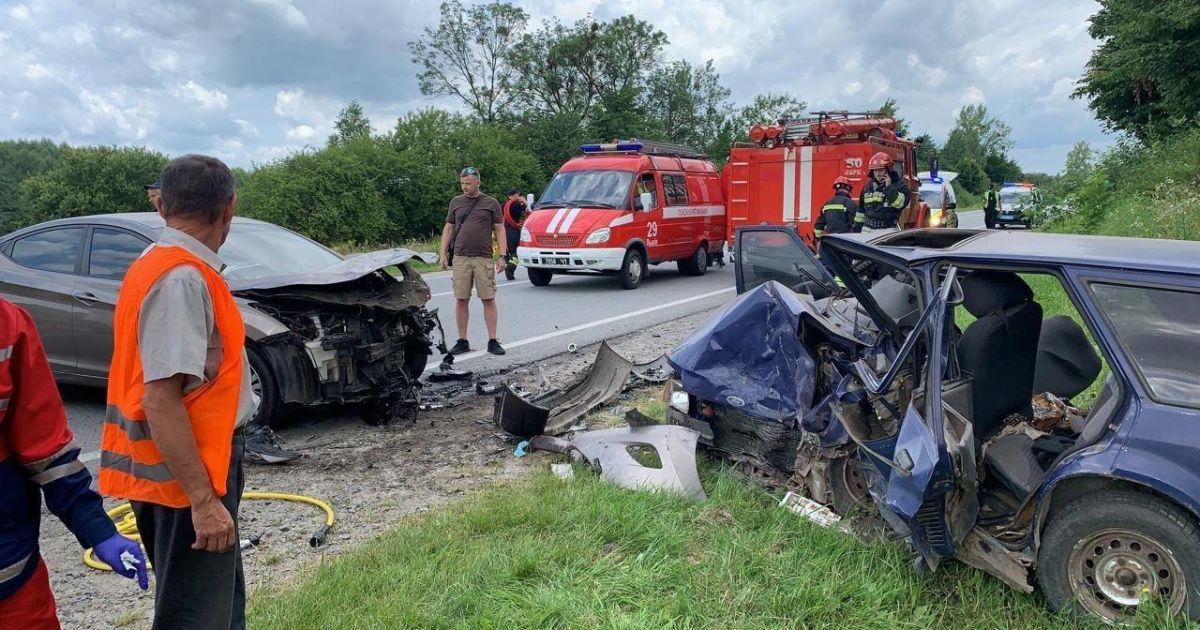 Водій загинув на місці ДТП: на Прикарпатті зіткнулися ВАЗ та RENAULT