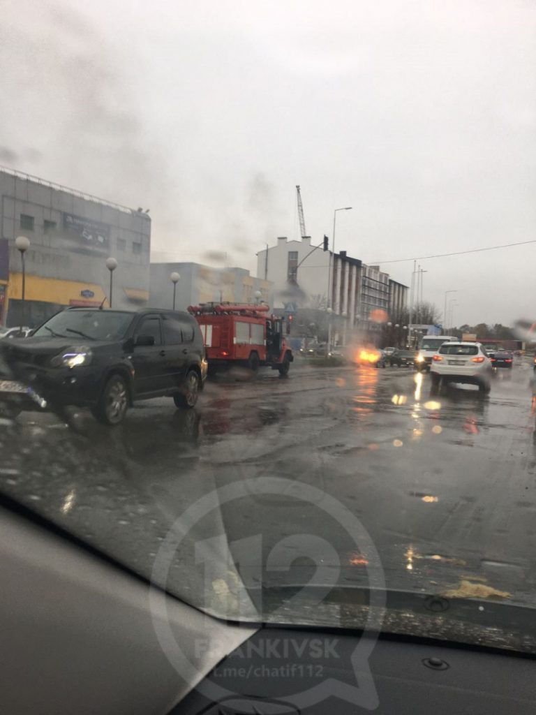 На Надрічній посеред дороги спалахнув автомобіль ВІДЕО