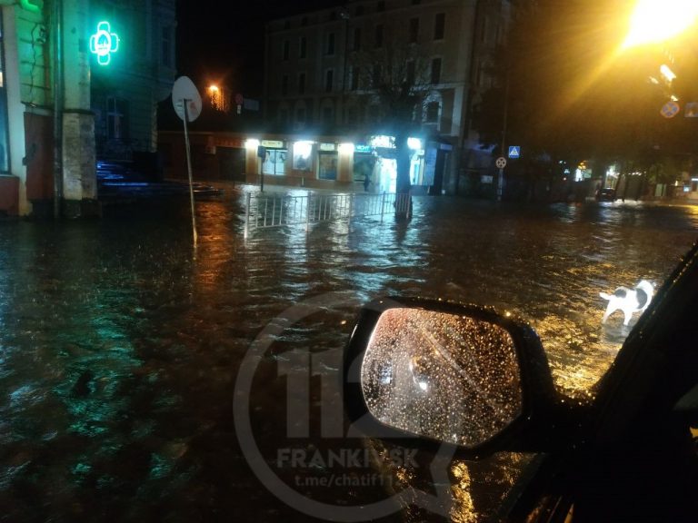 У Франківську затопило центральну вулицю ВІДЕО