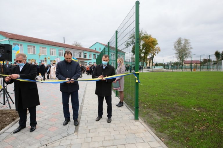 У Чернієві відкрили реконструйоване футбольне поле ФОТО