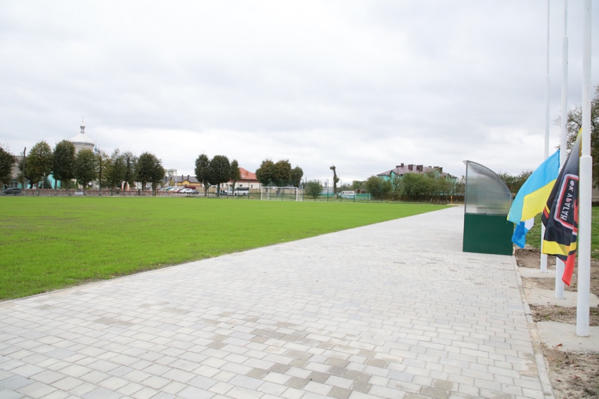 У Чернієві відкрили реконструйоване футбольне поле ФОТО