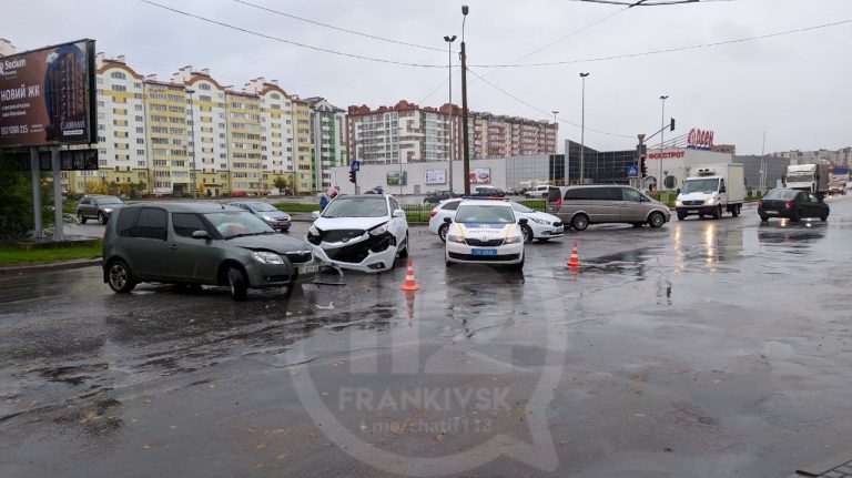 У Франківську неподалік «Арсену» ДТП - рух ускладнений ФОТО