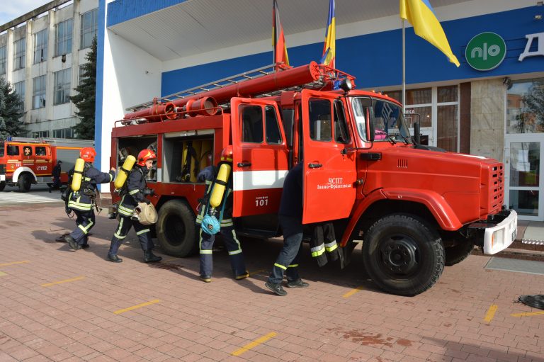 Рятувальники провели на франківському підприємстві спеціальні тактичні навчання ВІДЕО