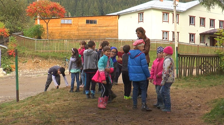 Дітям високогірного села на Прикарпатті доводиться щодня долати до 10 кілометрів пішки, аби дістатися до школи ВІДЕО