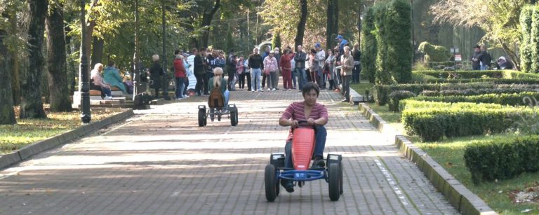 У міському парку на веломобілях змагалася молодь з інвалідністю ВІДЕО