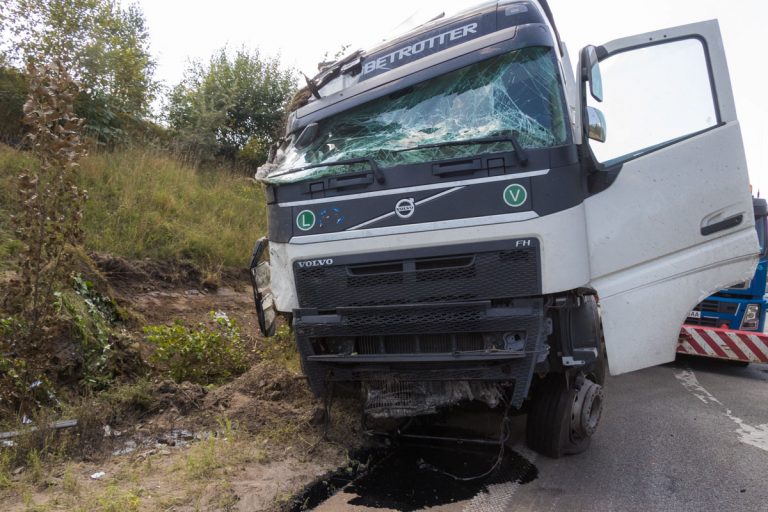 У прикаратському селі водійка врізалась в причеп вантажівки - постраждали двоє пенсіонерів