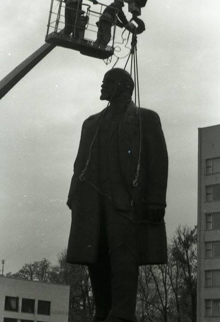 У Франківську 30 років тому повалили Леніна ВІДЕО
