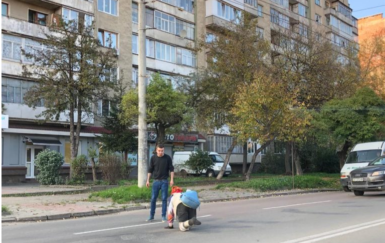 Страшна старість: у Франківську жінка з інвалідністю ледь не щодня повзе навколішках за харчами ФОТО