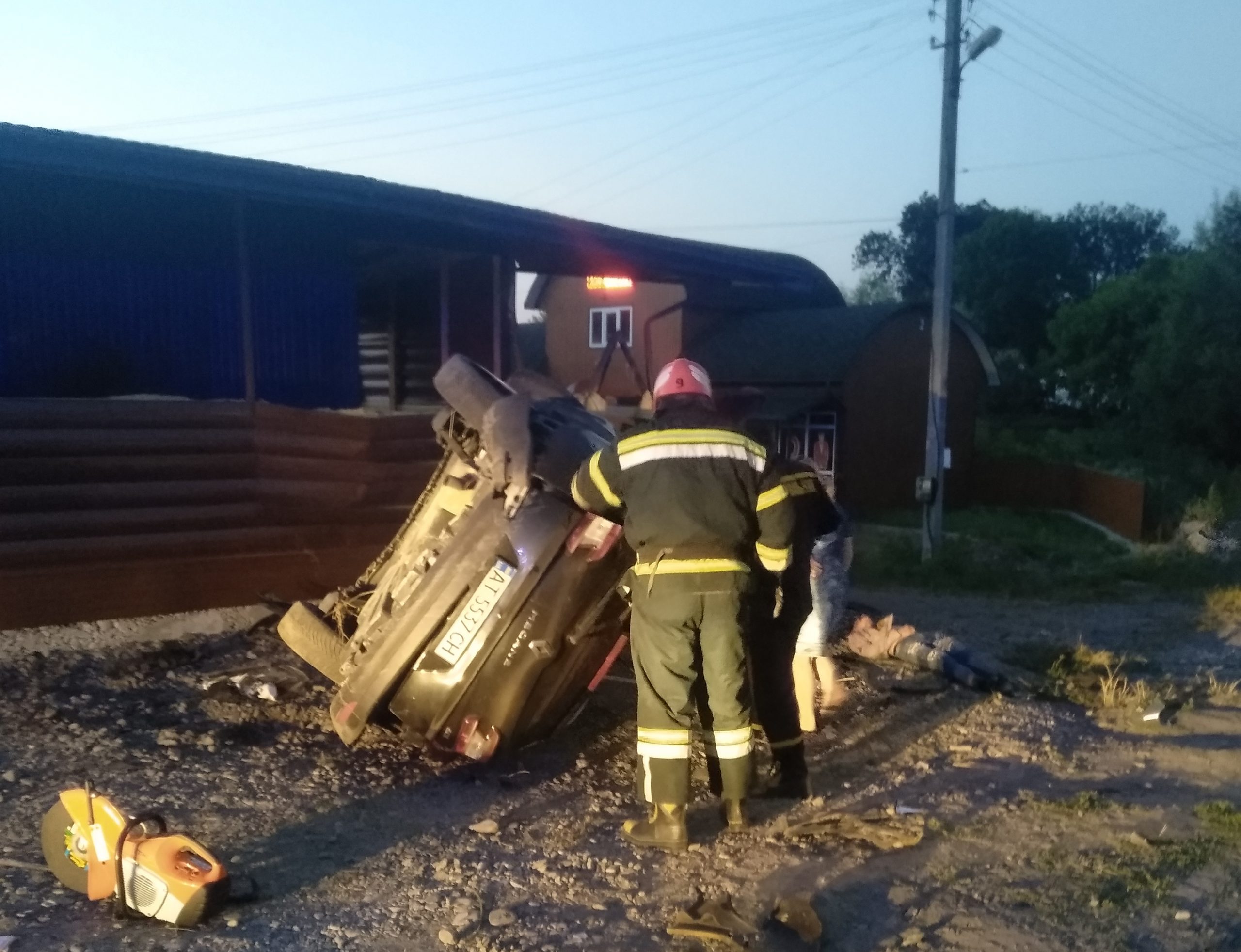 На Прикарпатті в ДТП загинув 21-річний хлопець, тіло загиблого з автомобіля діставали рятувальники