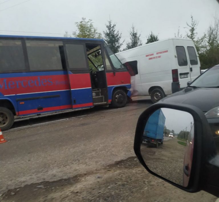 В передмісті Франківська зіткнулись автобус з пасажирами та мікроавтобус: є постраждалі ВІДЕО