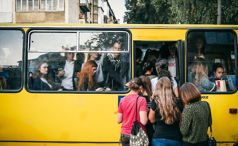 На Прикарпатті суд оштрафував водія за перевезення пасажирів, які стояли в автобусі