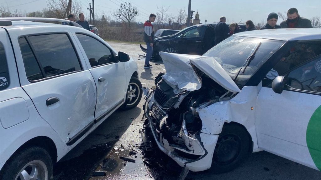 На Прикарпатті 21-річний водій зіткнувся із припаркованим автомобілем