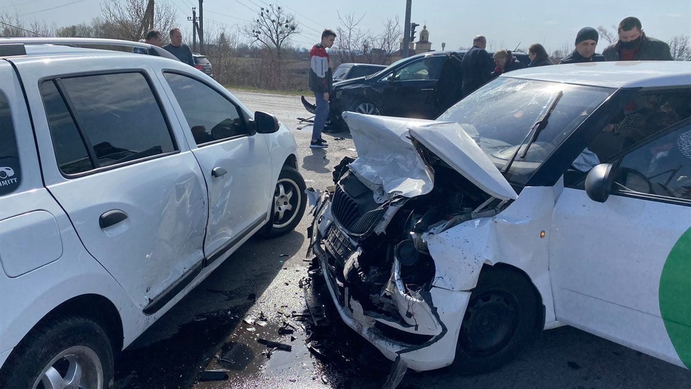 На Прикарпатті 21-річний водій зіткнувся із припаркованим автомобілем