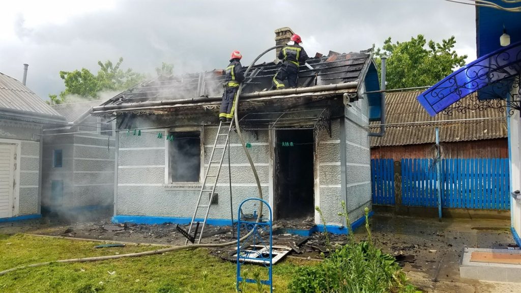Прикарпатські рятувальники гасили пожежу літньої кухні