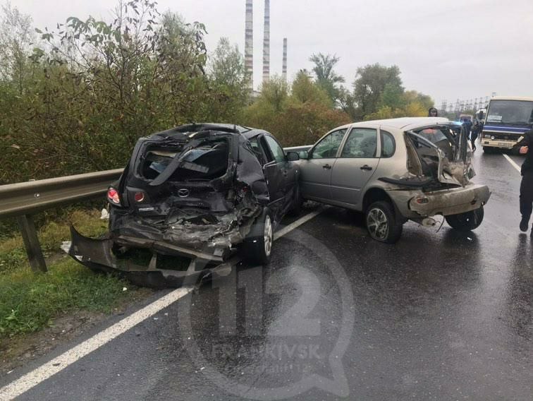 Біля Бурштина масштабна ДТП за участі трьох авто - рух на дорозі ускладнений ФОТО