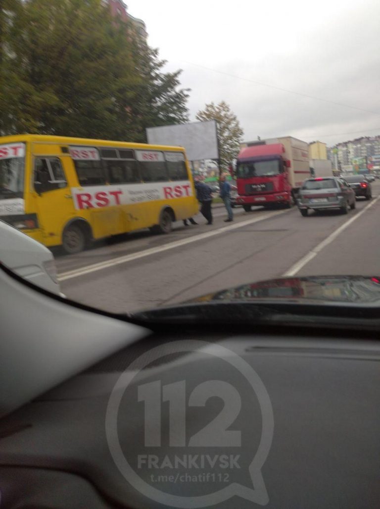 У Франківську, через ДТП, ускладнений рух на Довженка