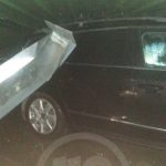 У Франківську шквальний вітер зірвав дах на припаркований автомобіль ВІДЕО