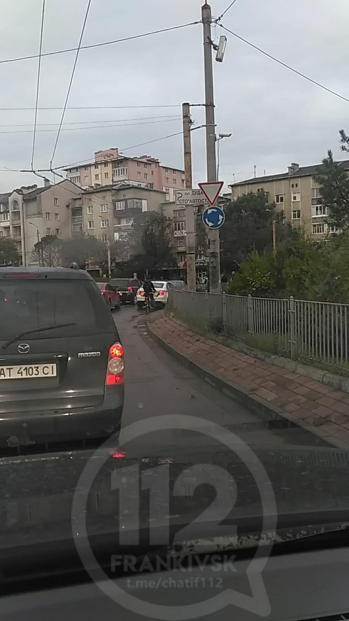 На перехресті вулиць Бандери та Коновальця ДТП - рух автотранспорту ускладнено ФОТО