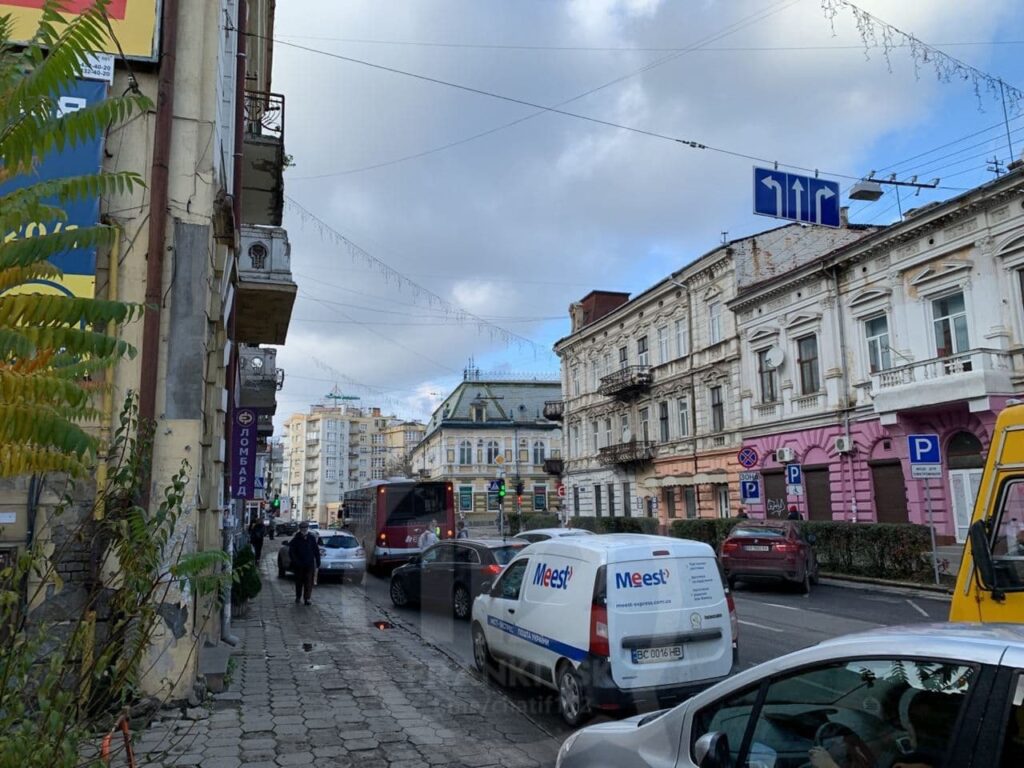 В середмісті Франківська ДТП за участі комунального автобуса: рух ускладнений